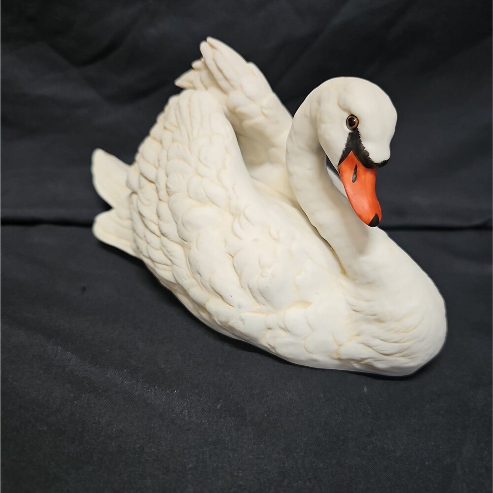 Vintage Hertage Collection Fine Porcelain Swan #68010 Silent Splendor 2001
